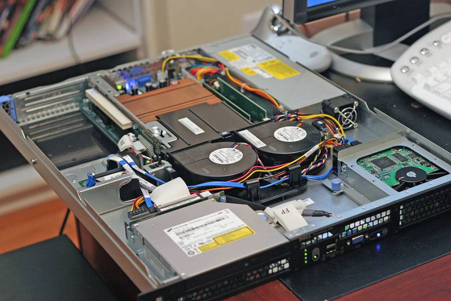 A picture of a Dell PowerEdge 850 web server